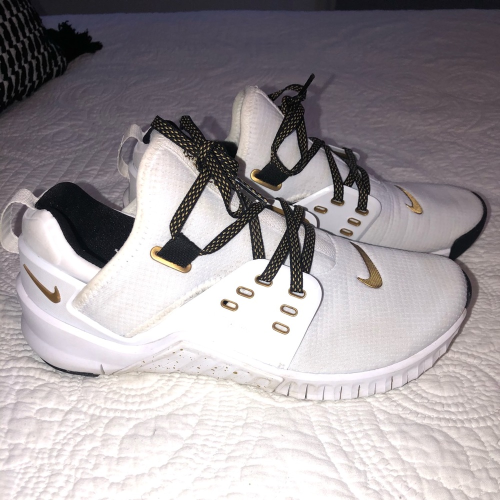 NEW WOMEN’S NIKE SNEAKERS!